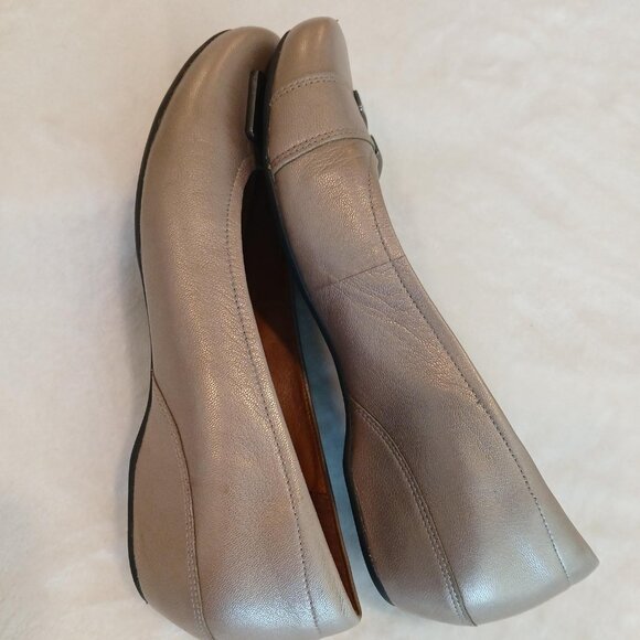 CLARKS ARTISAN SHIMMER CHAMPAGNE LOAFERS - Picture 3 of 6